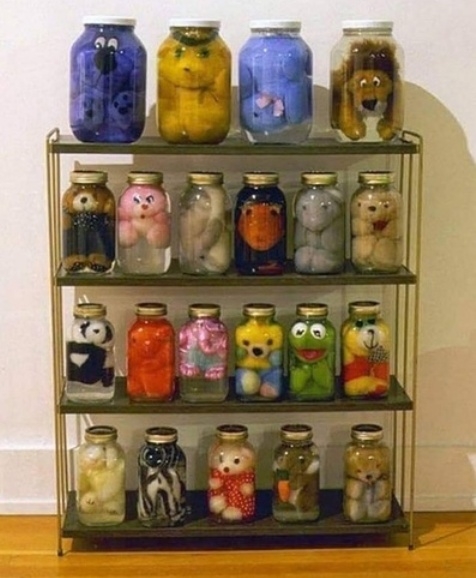 Nagyi, segítenél eltenni a gyerek játékait?