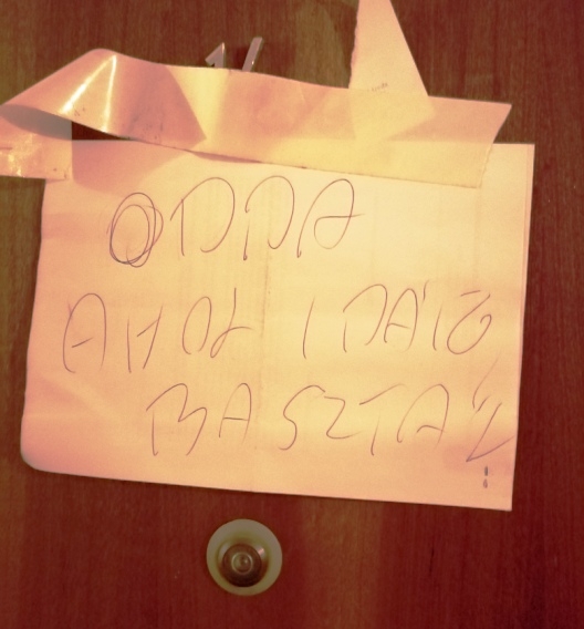 Hazaváró üzenet egy társasházi lakásajtón...