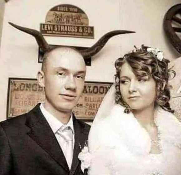 Lehet, hogy a fotós ismerte a menyasszony előéletét?!