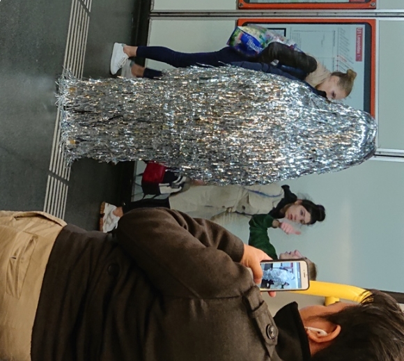 Eközben egy bécsi metróállomáson