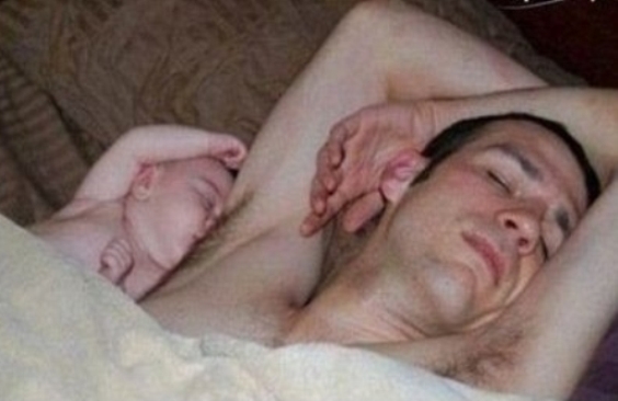 A faterral aludt a kiskölyök