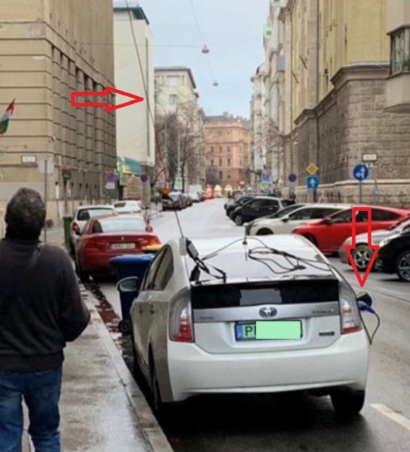 Hősünk a lakásból tölti a verdát