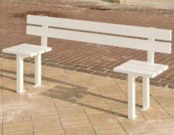 Be kell tartani a távolságot a padon is...