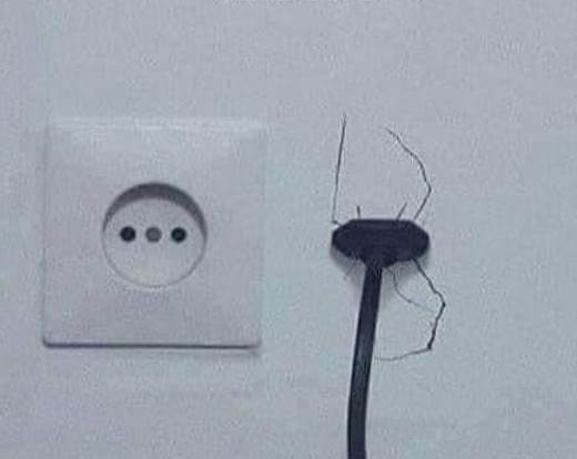 Chuck Norrisnak ott van a konnektor, ahol ő akarja