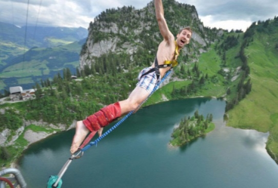 Szuper dolog ez a bungee jumping