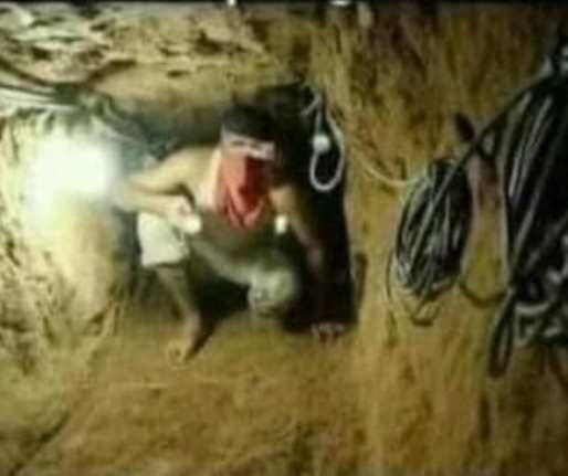 Ha jók a számításaim, akkor a kocsma épp itt van felettünk...