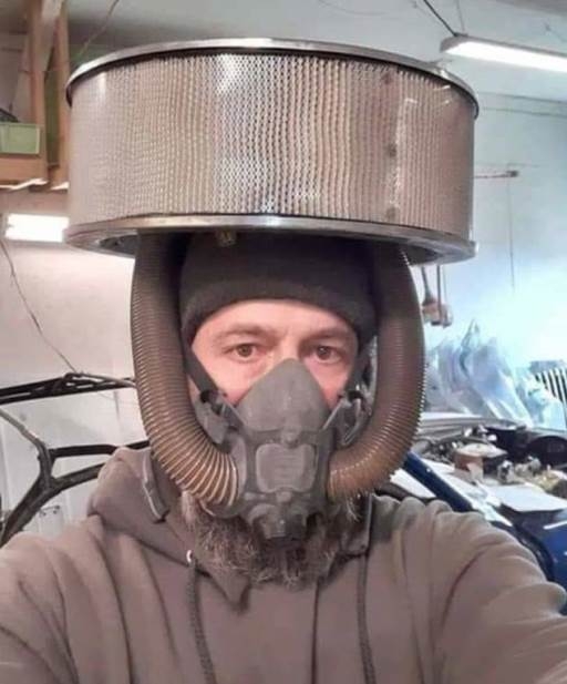 Amikor egy autószerelő áll neki, otthon maszkot készíteni