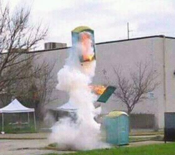 Rágyújtott a budin, két tál hagymás bab után