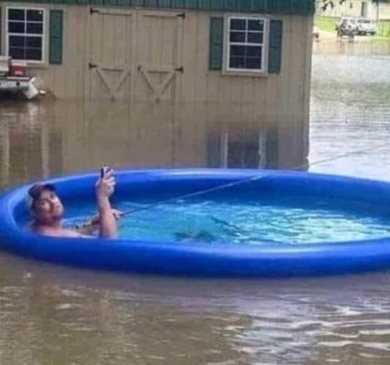 Hősünk nem hagyja, hogy egy pár csepp eső tönkretegye a nyarát