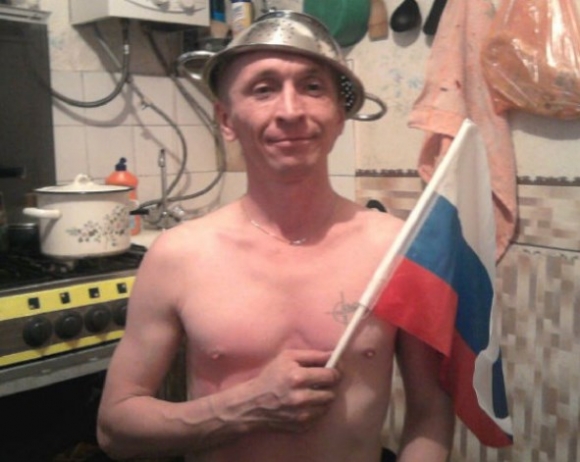 Pózolj tésztaszűrővel