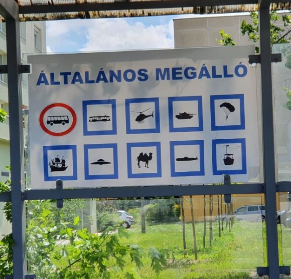 Egy 21. századi buszmegálló Kecskeméten