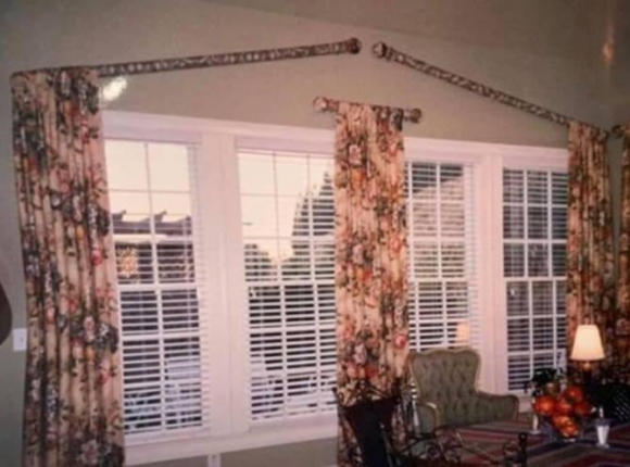 Érdekes függöny és karnis megoldás