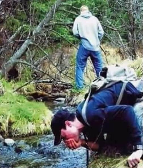 Béla éppen felfedezi a természet gazdag ízeit