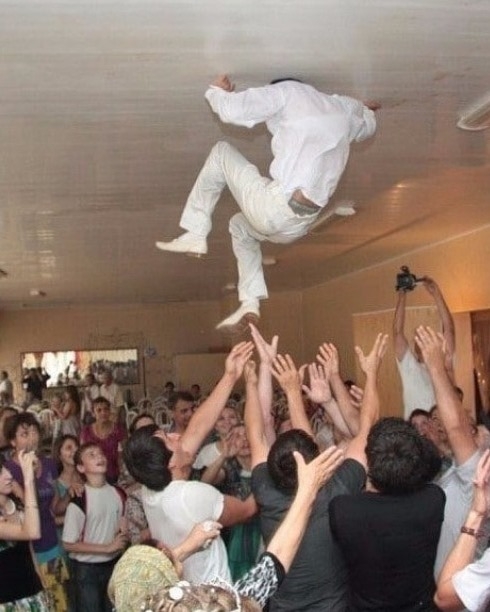 Jó a buli, csak kitört a nyakad