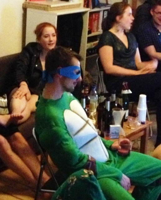 Amikor elhívnak álarcosbálba és kiderül, hogy csak vicc volt