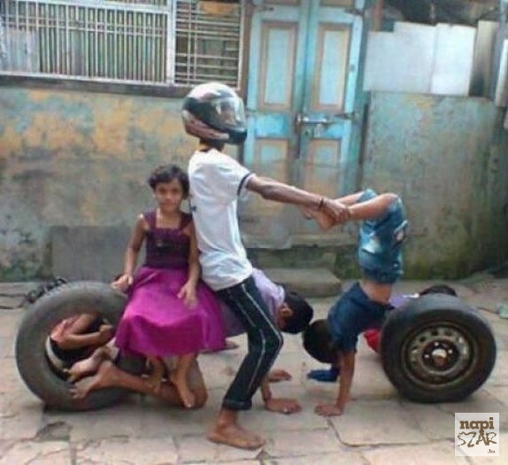 Együtt motorozik a család