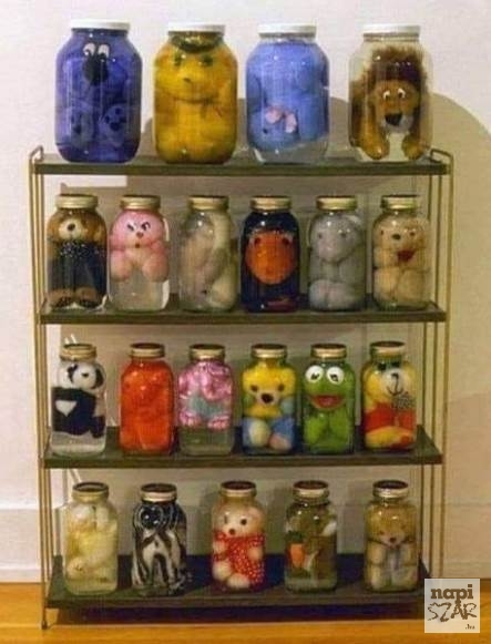 Segített a nagyi eltenni a gyerekek játékait