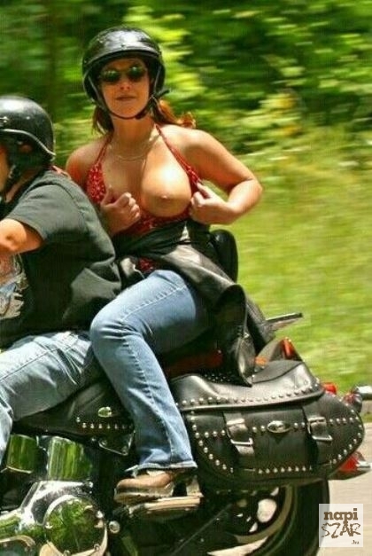 Motorozás közben villant a cickó