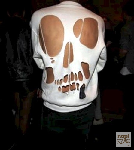 Divatos, lyukacsos póló