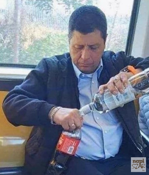 Emberünk annyira tart a vírustól, hogy még a kóláját is fertőtleníti