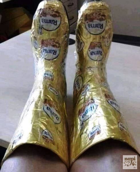 Rámás csizmát visel a babám