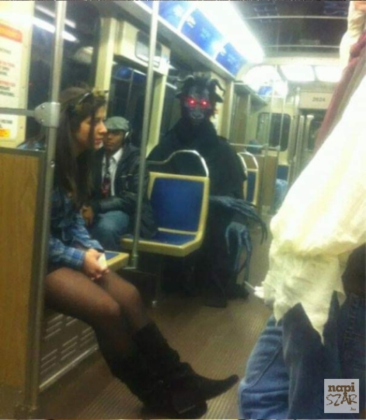 Eközben reggel a buszon