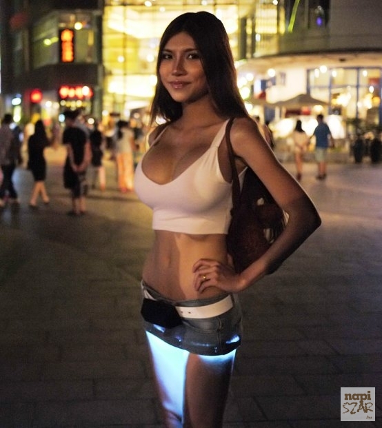 Alvázvilágítást szereltetett a szoknyájába