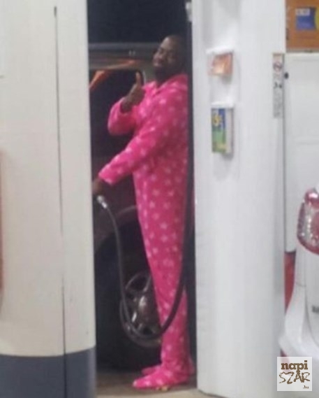 Eközben a benzinkúton