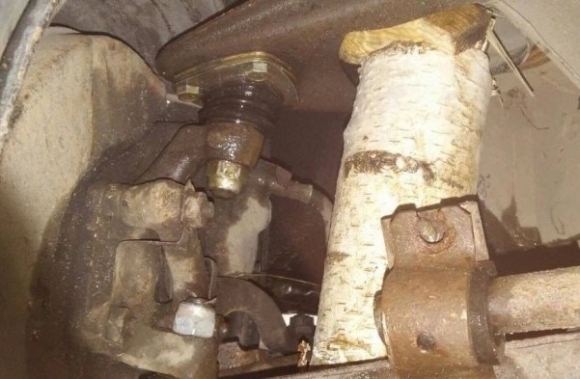 Öhlins? Bilstein? Nem! Nyírfa!