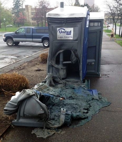 Chilis bab és Erős Pista - Toalett nyista!