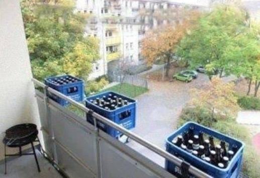 Béla úgy döntött, hogy idén lecseréli a régi, kopott virágládákat