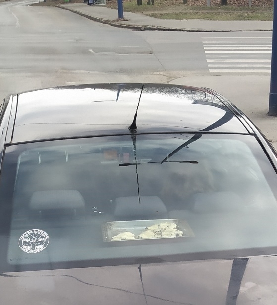 Régen az emberek bologatós kutyát raktak a kalaptartóra