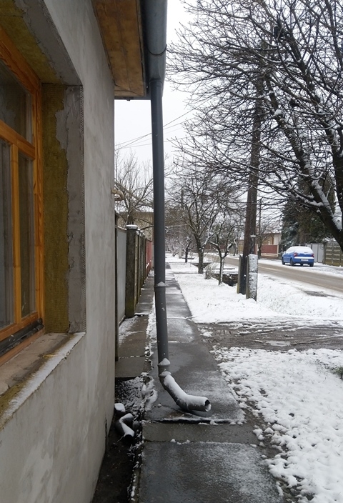 Legalább nem folyik a járókelők nyakába a víz