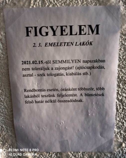 Eközben egy szegedi társasházban