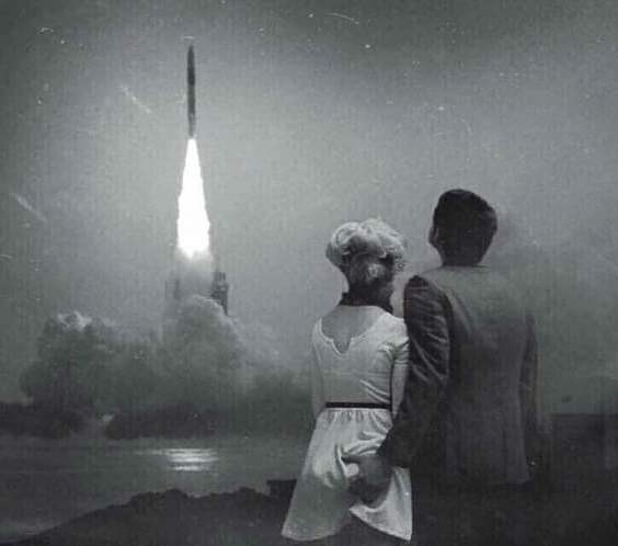 A pasi jelzést küld a lánynak, hogy mostmár ő is indítana egy rakétát