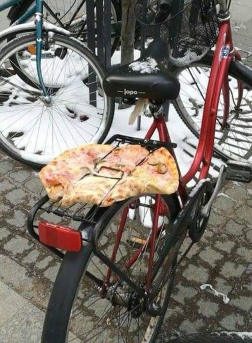 Bringás pizzafutár