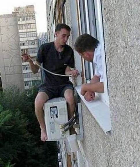 Meló közben fotózták le a klímaszerelőt