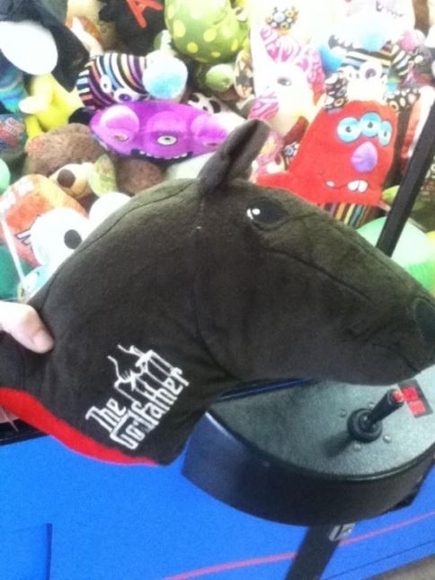 Egy bizarr plüss figurát sikerült kihorgászni