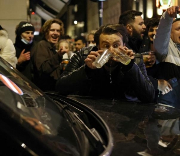 Londonban is kinyitottak a kocsmák