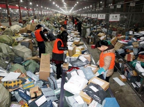 Eközben a kínai postán