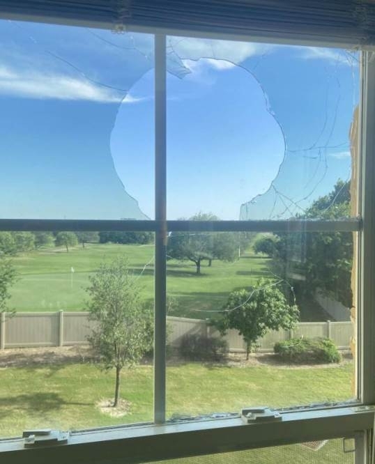 Ezért nem jó golfpálya mellett lakni