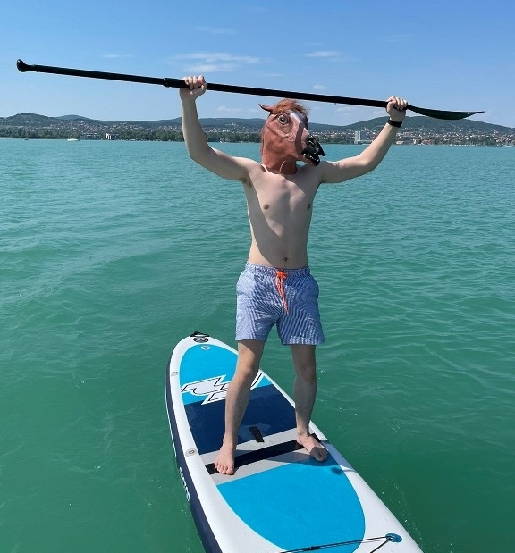 Eközben a Balatonon