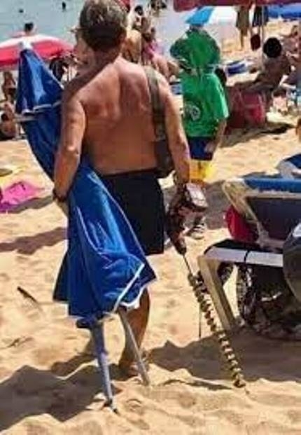 Így megy a strandra egy felkészült apuka 🙂