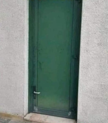 Kocsmaajtó a kifelé jövőknek