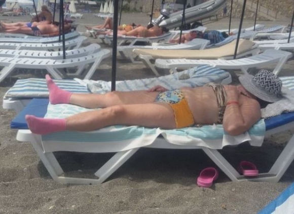 Ő zokniban szeret napozni