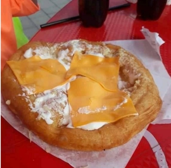 Sajtos-tejfölös lángos