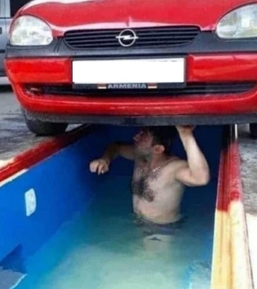 Amikor az autószerelő összeköti a kellemeset a hasznossal