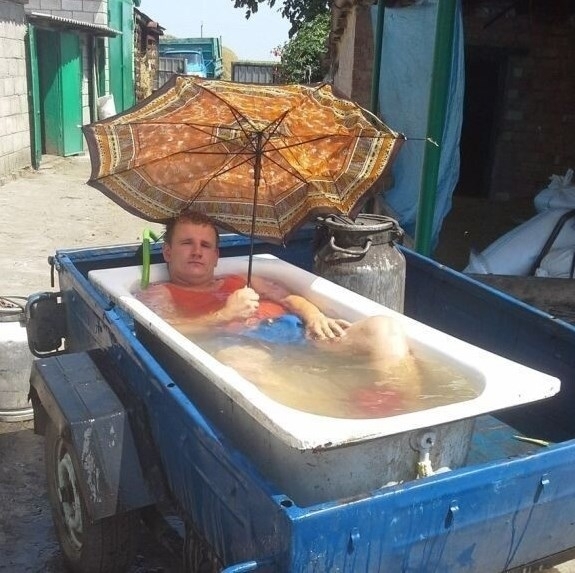 Hősünk kivett mára egy nap szabadságot, és így próbál túlélni