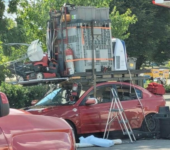 Hétvégén költözik a hülyéje