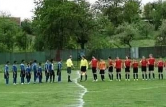 A focipálya felfestését a helyi sportbüfé támogatta